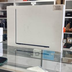 15” MacBook Air M3 Chip 8GB/256gb SSD