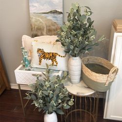 Decor / Side / End Tables / Pillows / Basket / Art