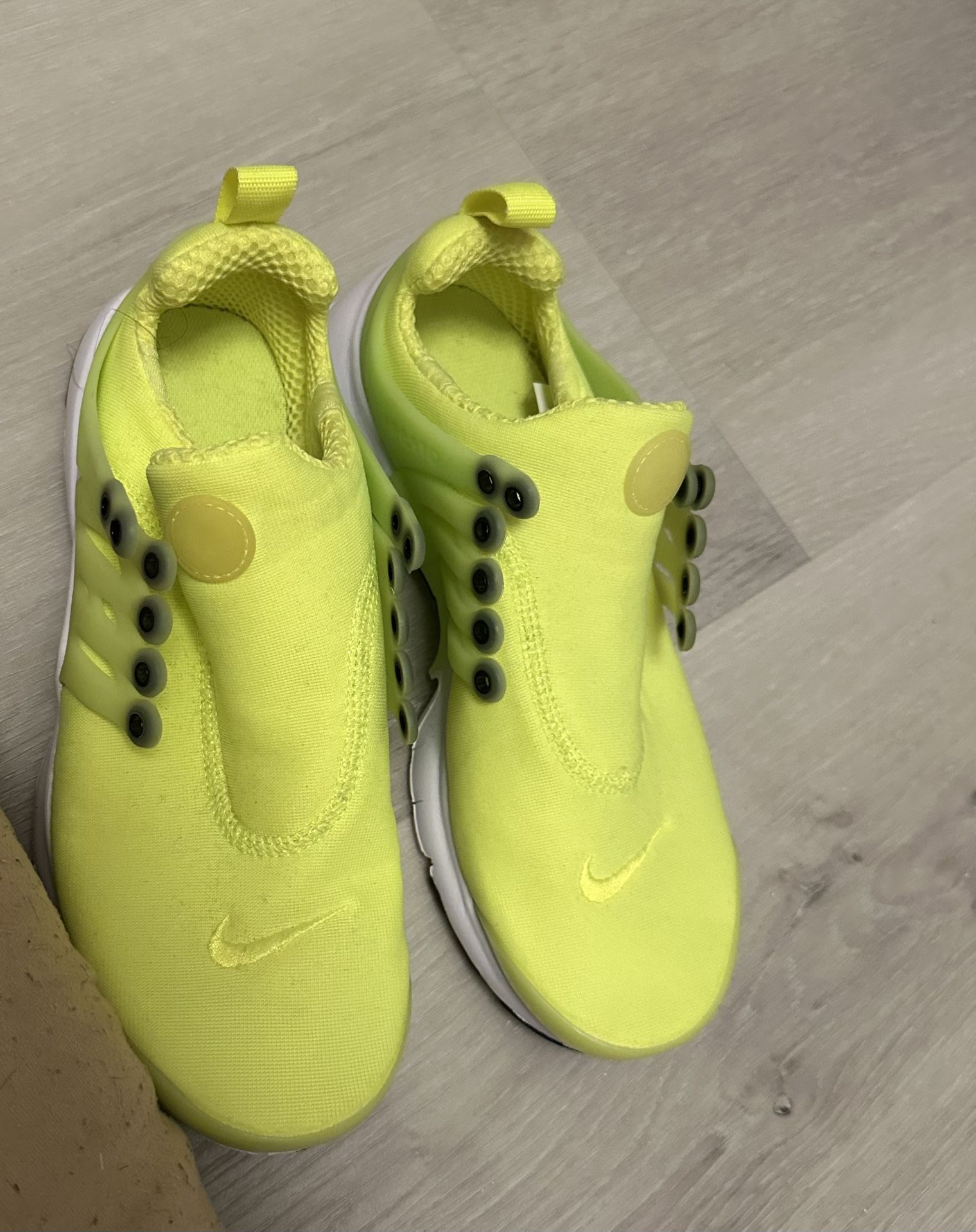 Brand New Neón Green Nike Sneakers