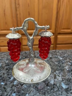 Vintage Plastic Hanging Grape Cluster Pair of Salt & Pepper Shakers.  Preowned the stand sone of the silver is off and discolored .  See pictures.  Ma