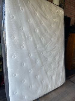 Queen size mattress Stearns and foster estate pillow top