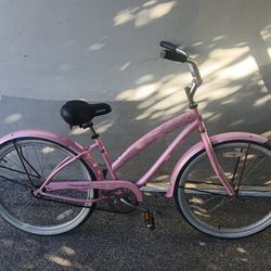 Women's 26" pink Diamondback Della Cruz beach cruiser