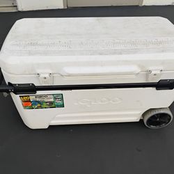 Igloo Glide Pro 110 Quart 120 Hour Marine Rolling Cooler Ice Chest 