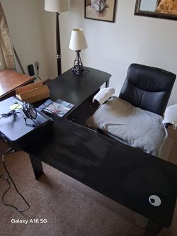 Black corner wood desk