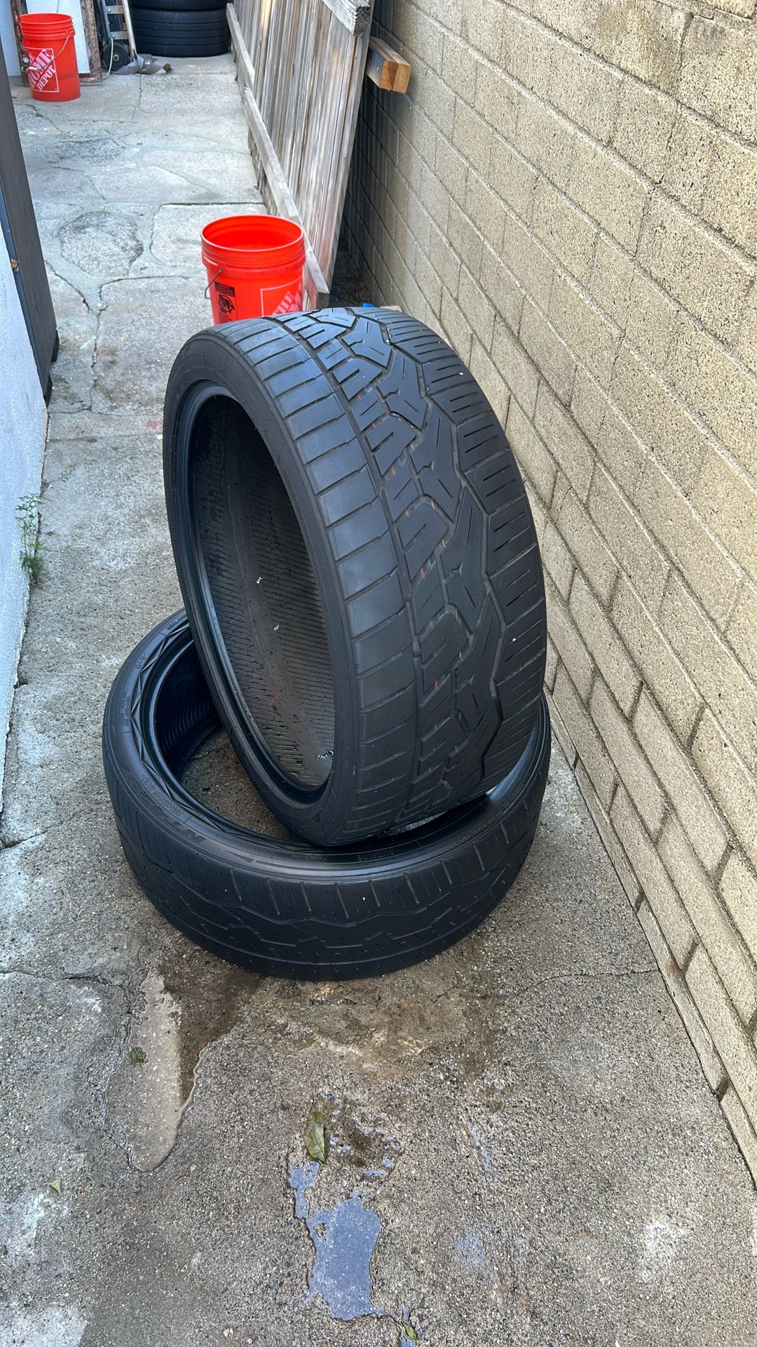 275/35R22 Nitto NT420