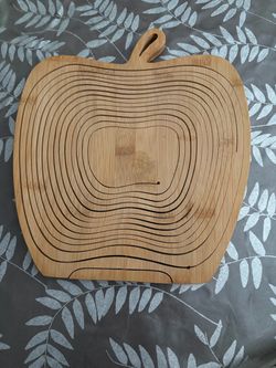 Apple-Shaped Bamboo Cutting Board
