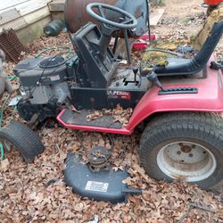 HUSKEE  GARDEN TRACTOR 