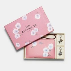 COACH BOXED CORNER ZIP WRISTLET WITH DAISY PRINT 