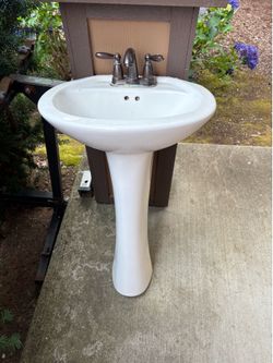 Pedestal sinks