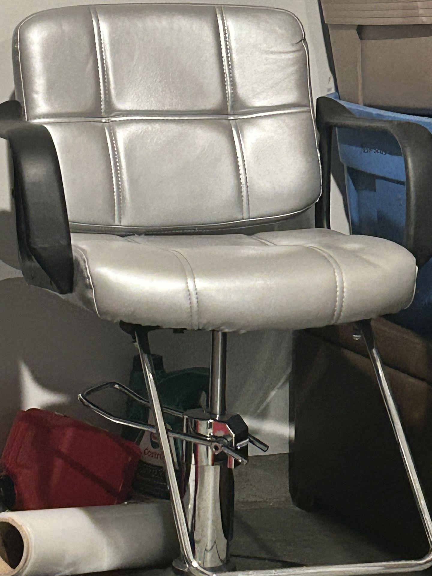 Professional Hydraulic Salon/Styling Chair – Sleek Silver Finish