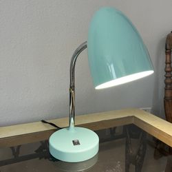 💡 Vintage Desk Lamp - Mint Green Add a retro and functional touch to your space! 