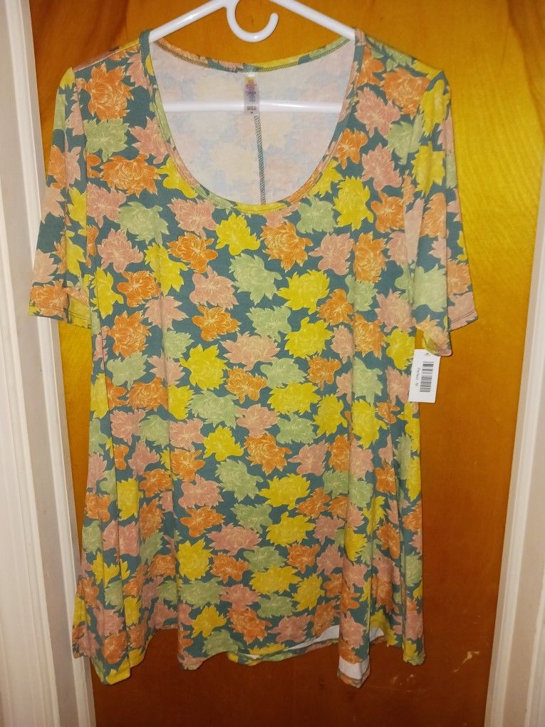 NWT Ladies Size Medium Lularoe Top