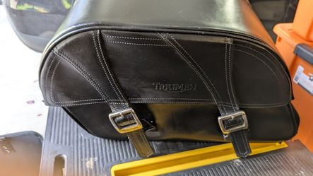 OEM Triumph Bonneville T100 Classic Leather Saddlebags Panniers - Pair (A(contact info removed)) - MINT