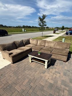 🛋️High End Sectional Couch - Delivery Available