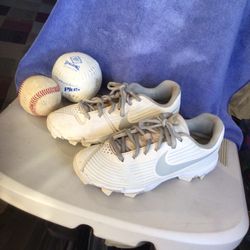 Nike Softball Or Baseball Cleats Size 4Y