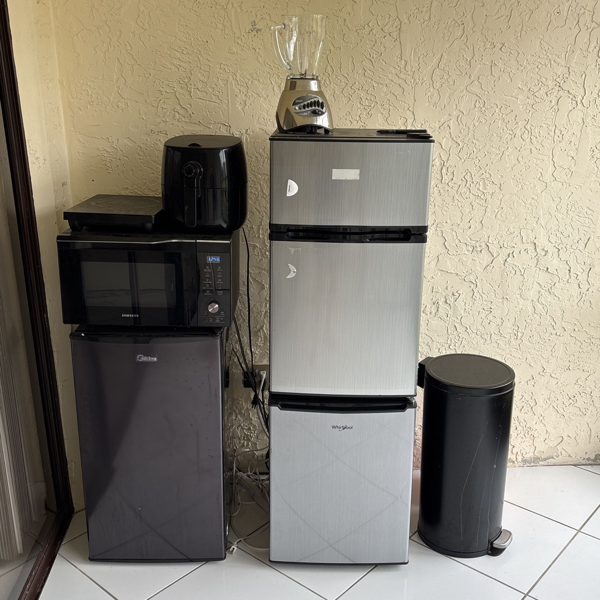 3 Frigobar, Microwave, Blender, Trash Can