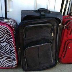 Traveling Luggages Red One $25 Black And Pink $25 Black One $20 Obo All Ready For Pick Up 
