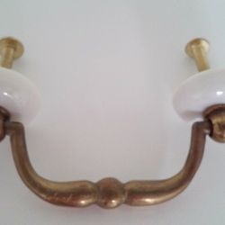 6 DRAWER HANDLES, PURE BRASS & PORCELAIN (NOT PLASTIC),