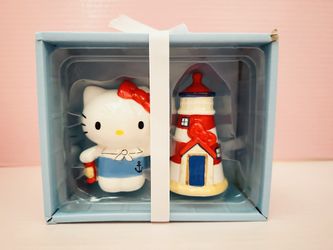 hello kitty salt pepper shaker.