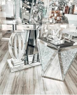 Mirrored sofa table or console. Financing available with ZERO down and ZERO interest 💯🤚