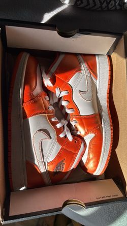 jordan’s orange metallic  size(7y)