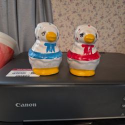 A Set Vintage Ducks In Bonnets Salt And Pepper Shakes 