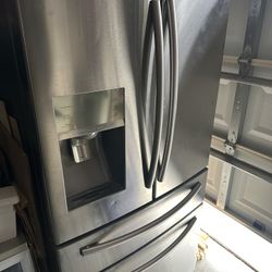 Samsung Refrigerator In Good Shape Just Started To Freeze Top Refrigerator Part Sold As Is It Works Though Needs New Power Cord
