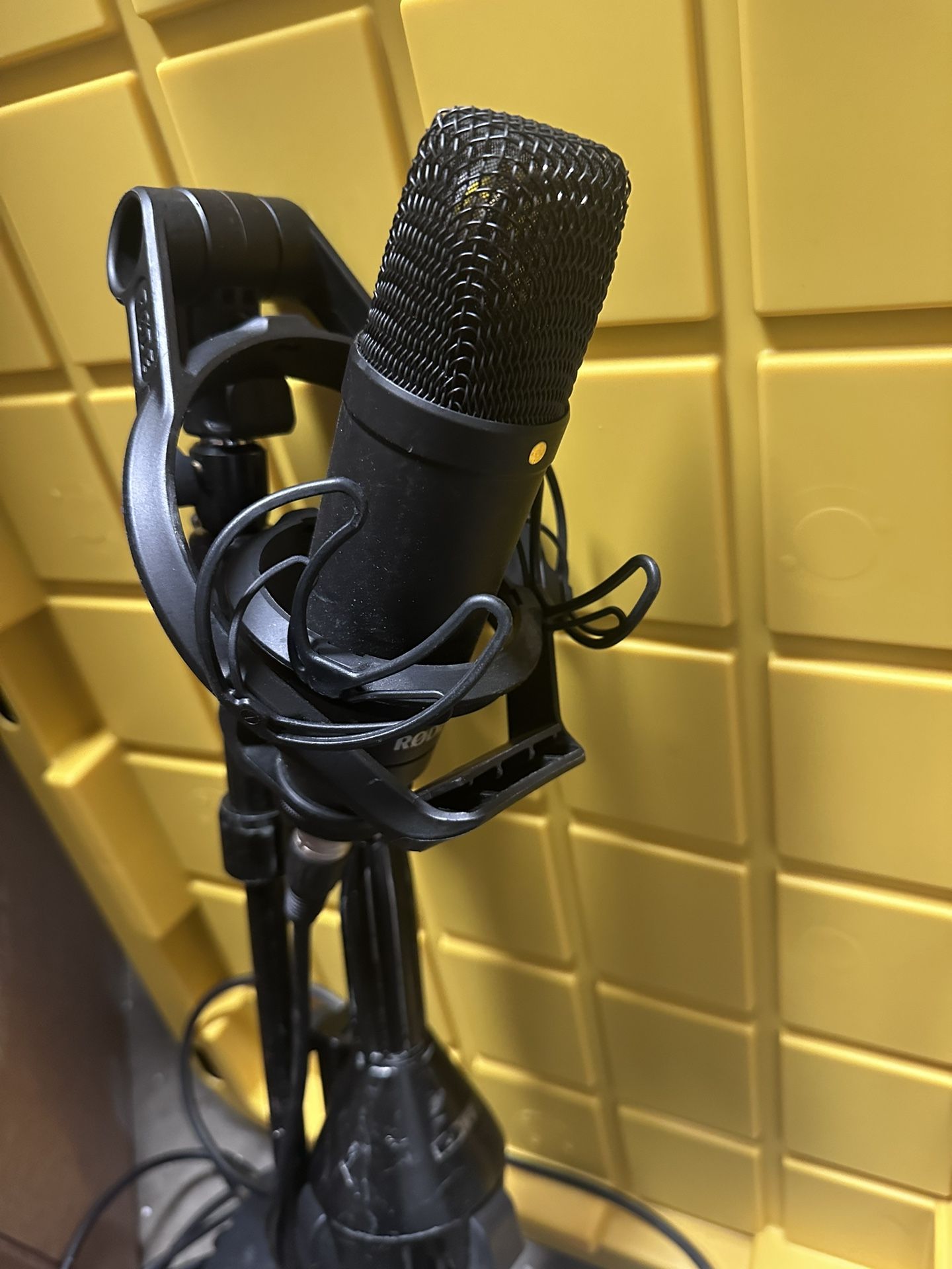 Rode Microphone With Stand And Interface