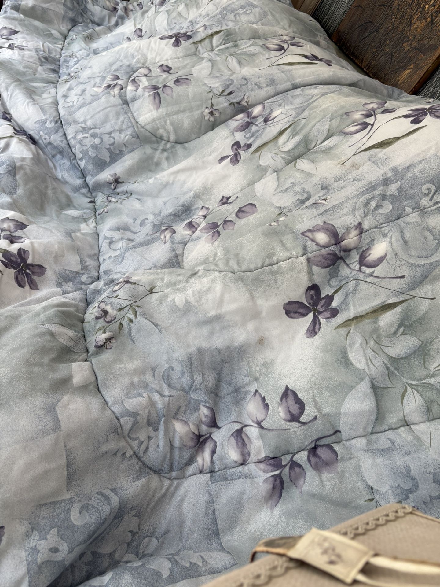 KING SIZE COMFORTER AND 4 MATCHING PANELS