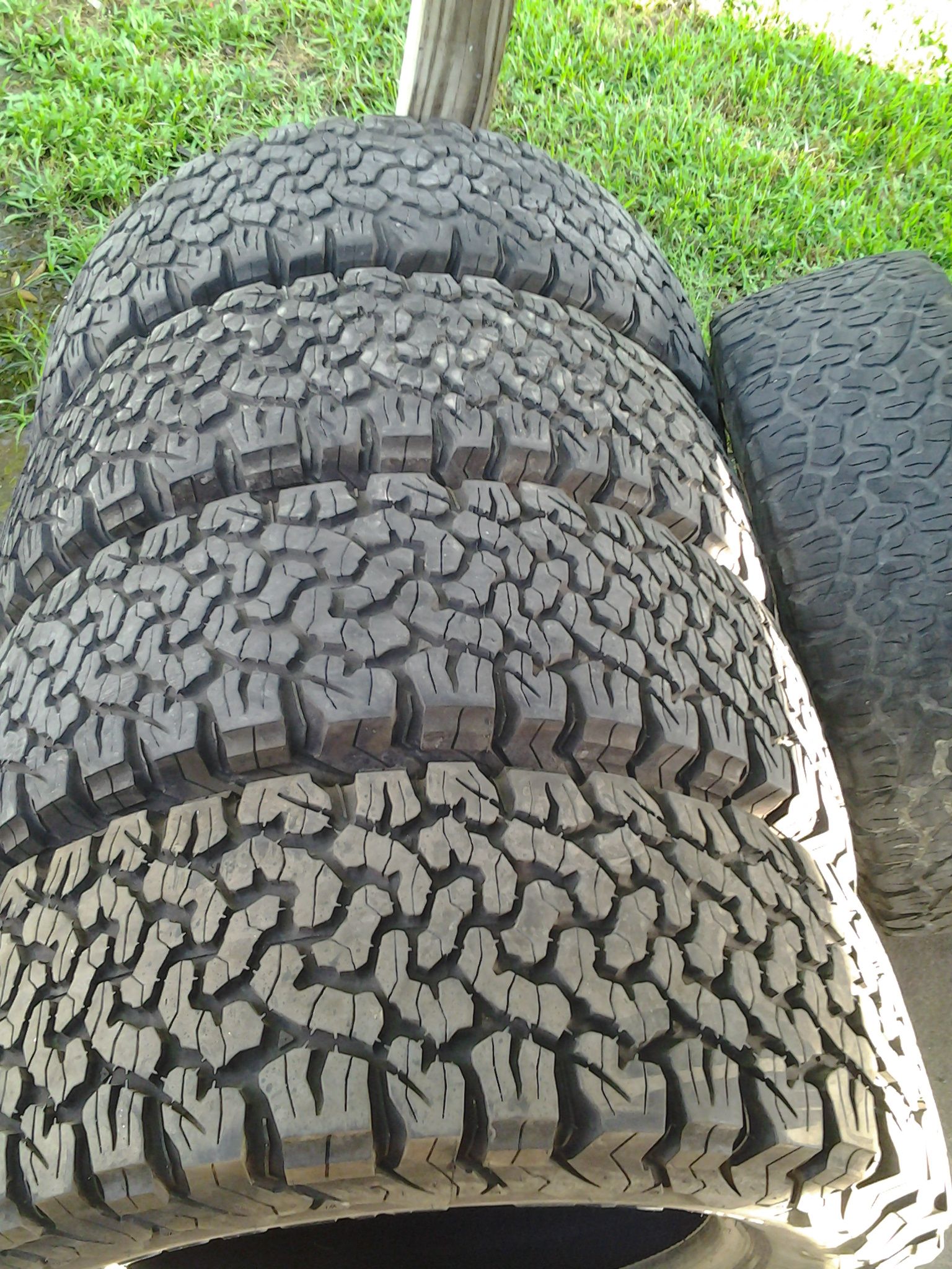 ( 5 ) LT275/65R18 BFGoodrich KO2 (90-95%)