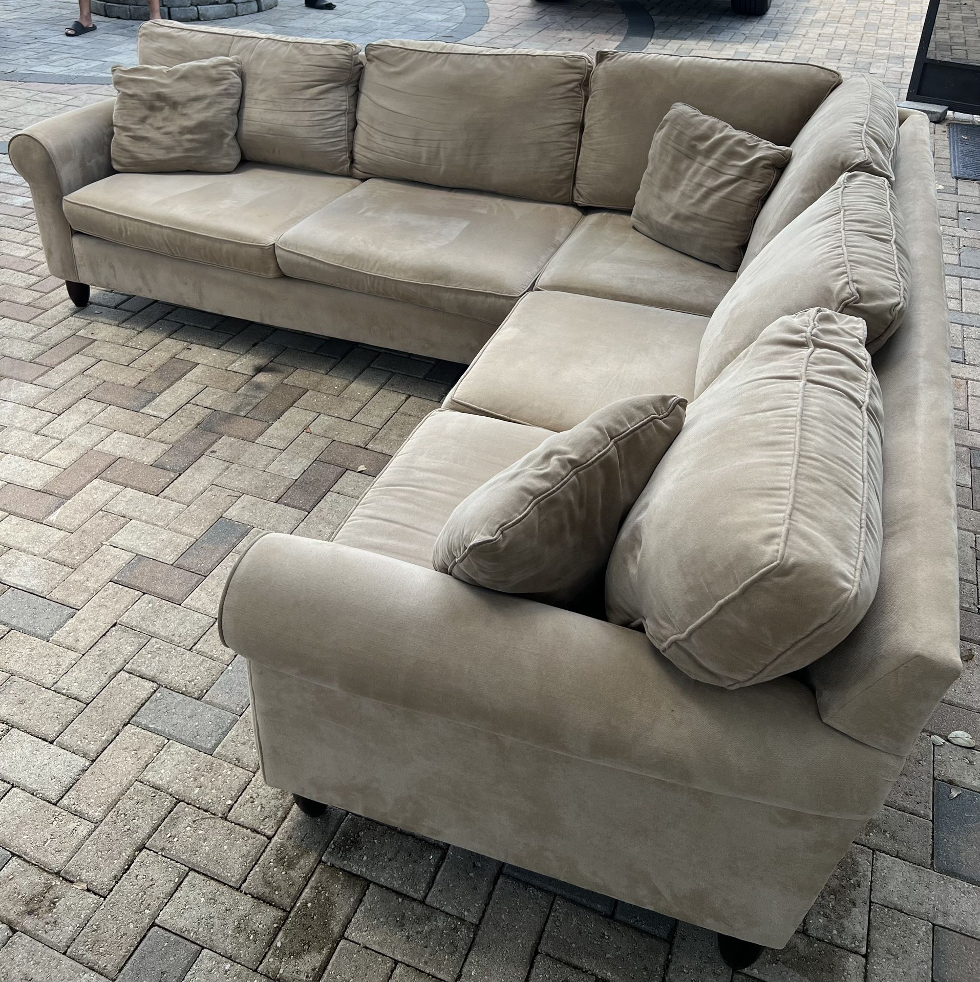Sectional sofa in perfect condition. I can deliver for an additional cost. There is no damage or stains.