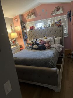 Realyn California King Sleigh Bed
