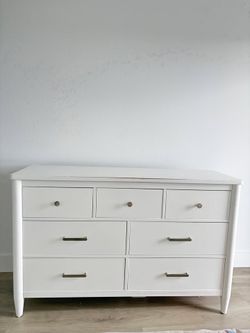 7Drawer White Dresser - Rooms To Go (Solid Quality) US$279