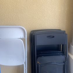 Folding table 5 black 1 white they in good condition