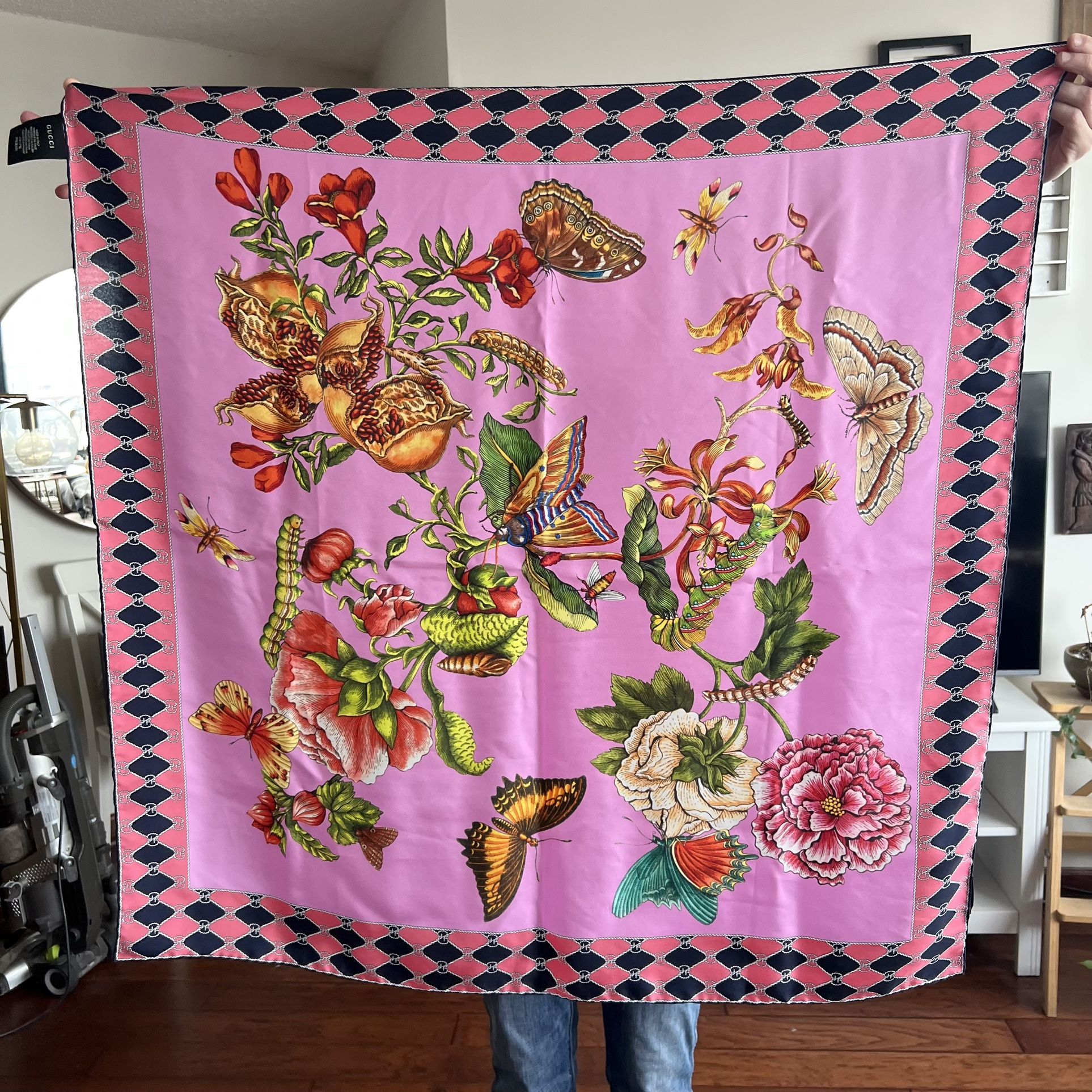 Gucci Garden Chains Print Silk Scarf in Pink (Like New)