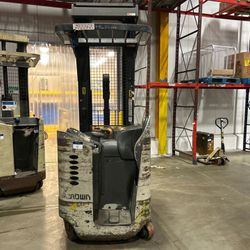 Crown Reach Forklift, Electric With Battery! Model R5220-35