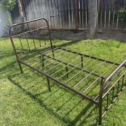 Selling A Twin Size Metal Frame Bed ( No Mattress) 