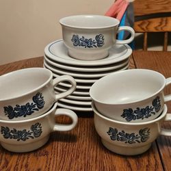 Pfaltzgraff Yorktowne 5 Coffee Mugs And 9 Saucer Plates