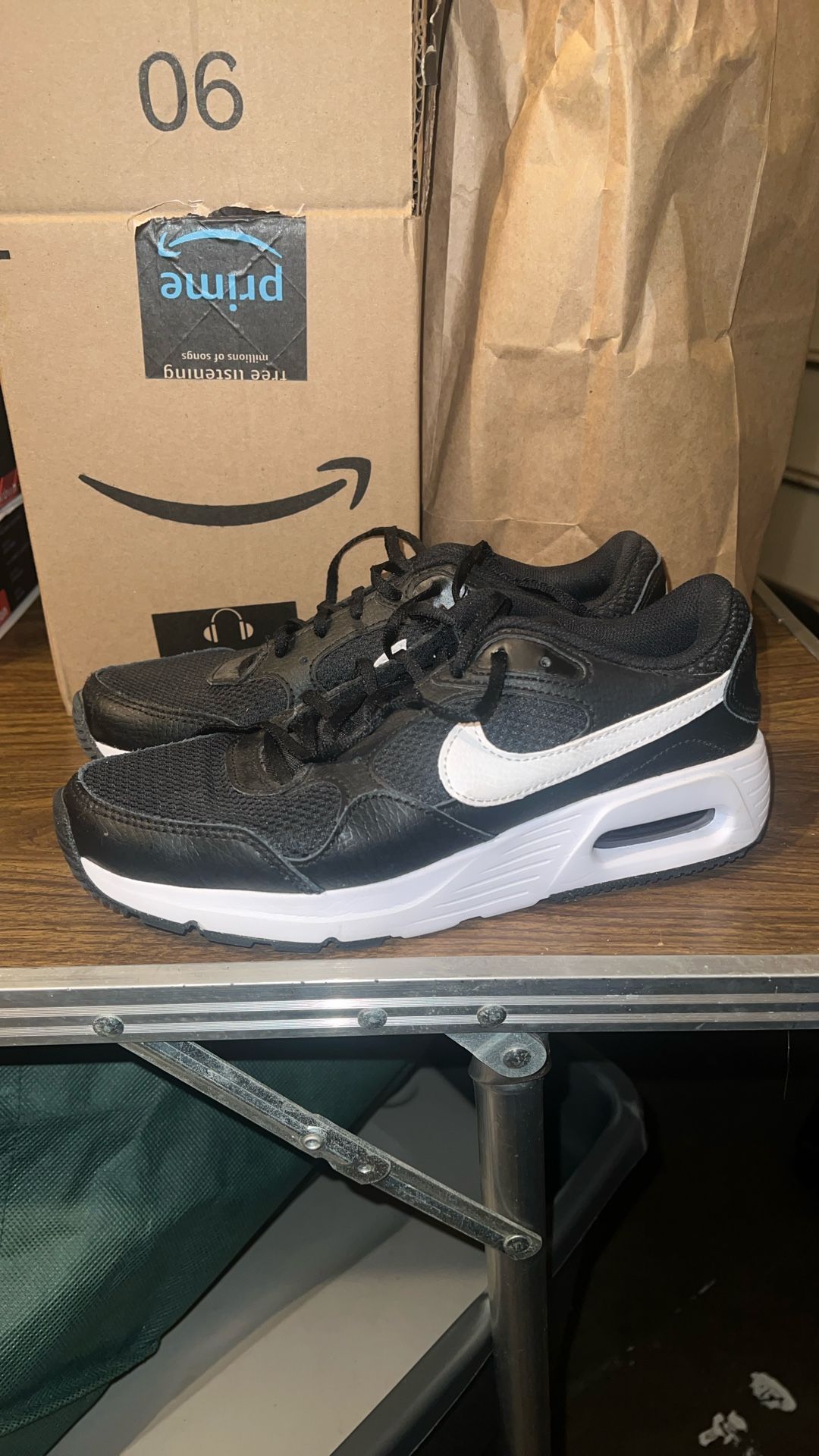 Nike Air Women’s Size 7 Black / White (Like New)