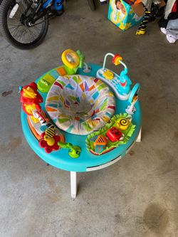 Toddler sit to stand table