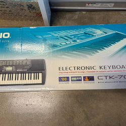 Casio CTX700 61 Key Portable Keyboard. New Open Box 