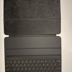 iPad Pro 12.9 (6th gen) With Apple Smart Keyboard 
