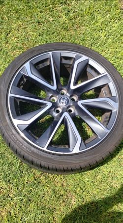 1 OEM TOYOTA COROLLA 18" WHEEL WITH NO CRACKS OR DENTS WITH LIKE NEW TIRE 225/40/18