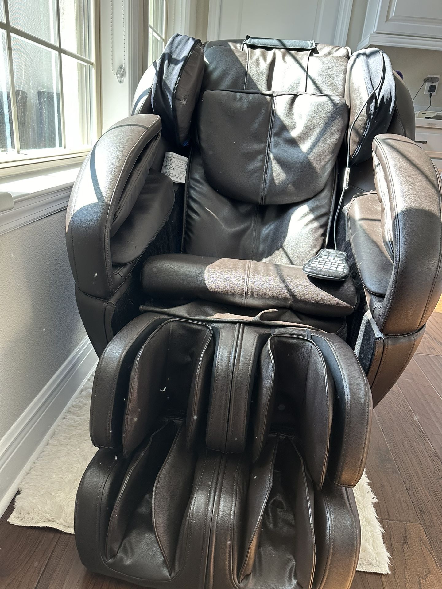 Brookstone INADA Massage chair 