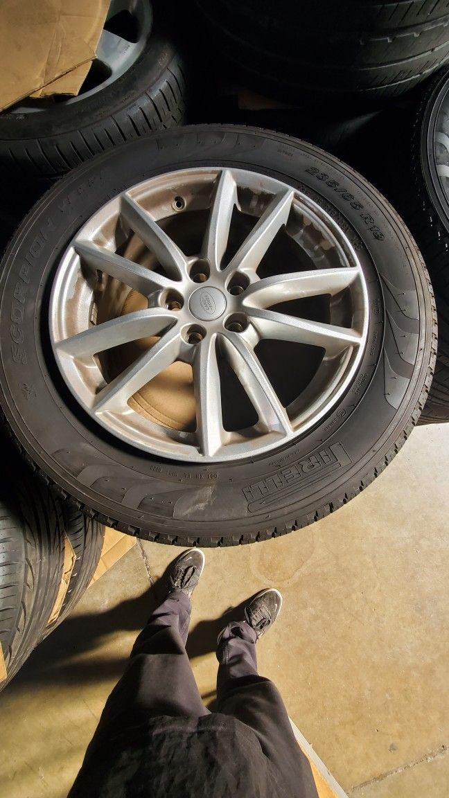 19" Oem Wheels Range Rover Land 235/65/19 Pirelli Tires 90%