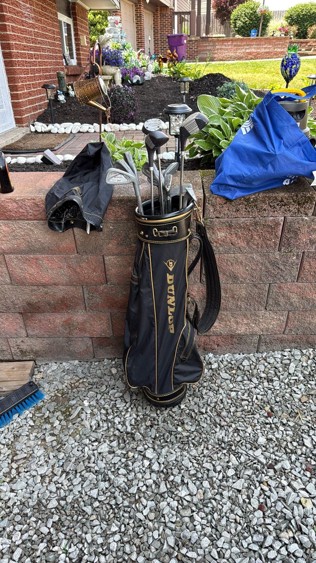 Full set of men's golf clubs