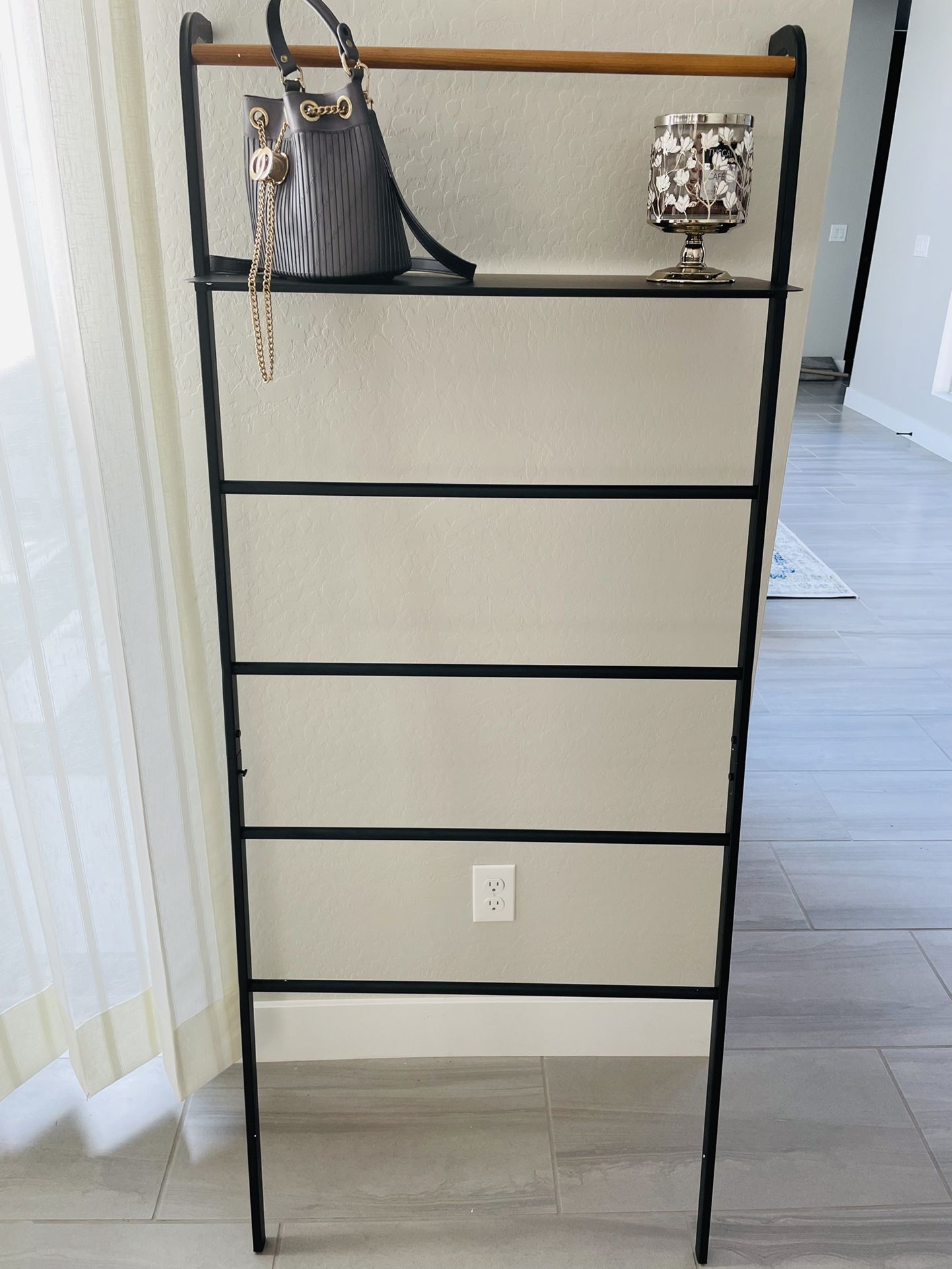 Tower Leaning Ladder With Shelf