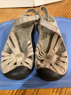 Néw Keen Womens Beige Sandals size 9