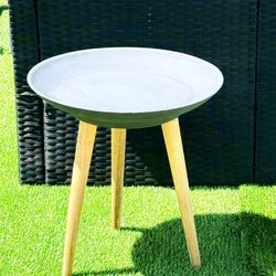 Selling a round table with wooden legs