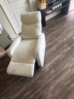 Comfortable Recliner Chair – Excellent Condition